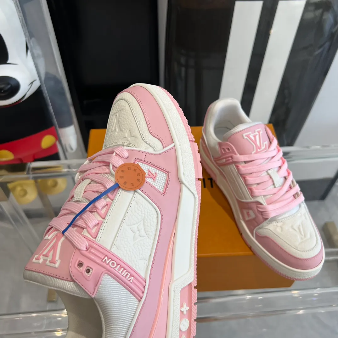 👟👟Ex-factory price👟👟Ex-factory price 840👟👟 Couple model 👫LV Trainer series basketball sneakers🌟 Original molded T👟👟Ex-factory price U outsole The texture is the same as the original ⚠️Original development Top version All details are consistent with the original ⚠️ Size: 35-45